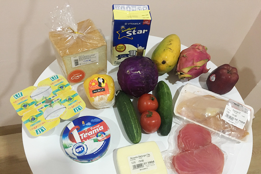 Наша продуктовая корзина: хлеб 10 000 ₫ (27 рублей), йогурт 12 000 ₫ (33 рубля), сыр плавленый 29 000 ₫ (79 рублей), сгущенное молоко 45 000 ₫ (123 рубля)