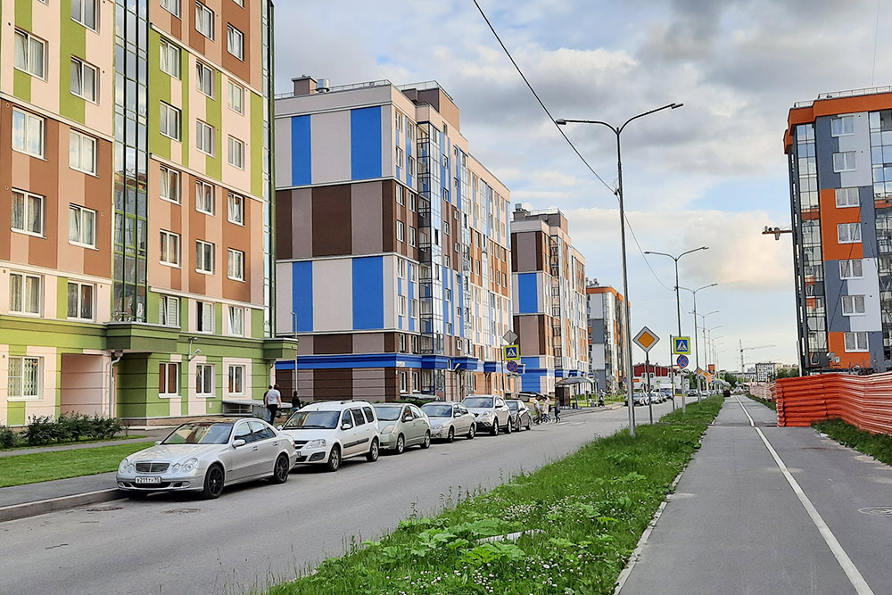Янино активно застраивают. Но в отличие от некоторых других районов дома здесь строят в основном в 9 этажей, а не в 25