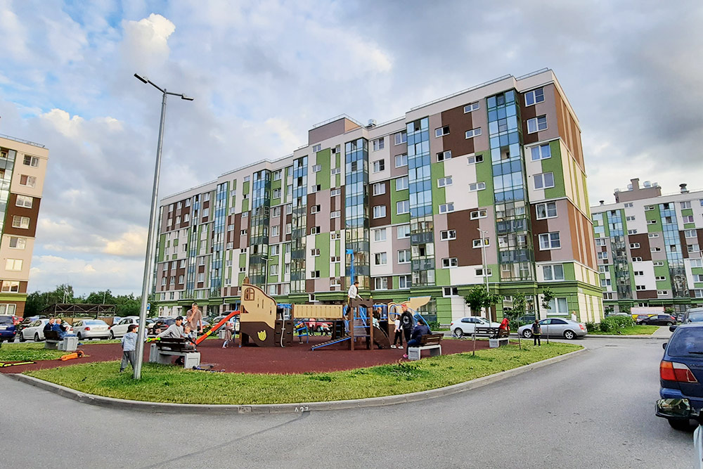 Янино активно застраивают. Но в отличие от некоторых других районов дома здесь строят в основном в 9 этажей, а не в 25