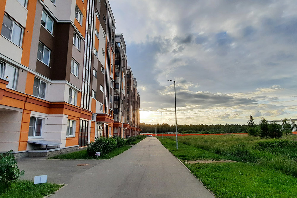 Янино активно застраивают. Но в отличие от некоторых других районов дома здесь строят в основном в 9 этажей, а не в 25