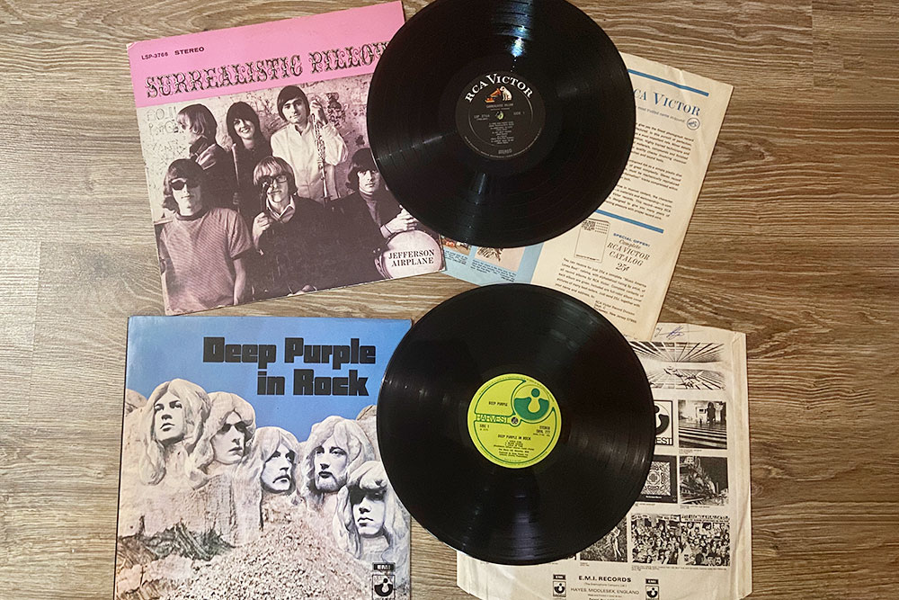 Все культовые альбомы в моей коллекции — оригиналы: Surrealistic Pillow от Jefferson Airplane — американец 1967 года выпуска, Deep Purple in Rock — английский 1970 года