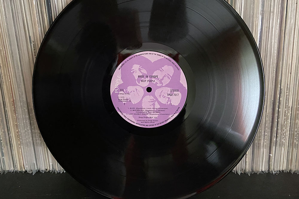 Но если посмотреть на Discogs варианты изданий этого альбома, то можно заметить, что у первопресса другой пятак. Эту пластинку я покупал на Discogs в октябре 2017 года. Ее стоимость с доставкой из Японии — 3000 <span class=ruble>Р</span>. А издание, которое предлагают на «Мешке», стоит не больше 1500—2000 <span class=ruble>Р</span>