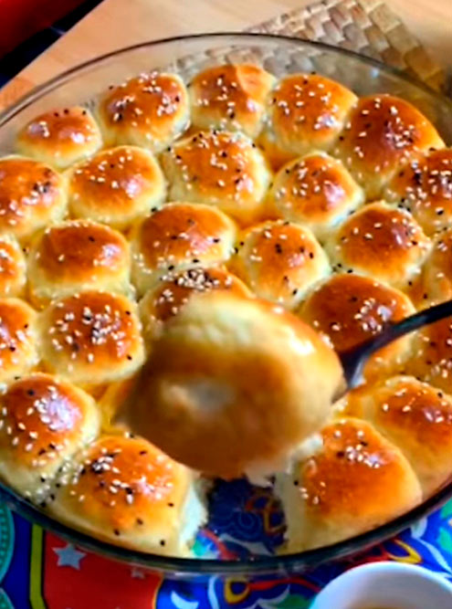 Эти булочки, начиненные сливочным сыром и политые сиропом, называются «халийя-нахель»