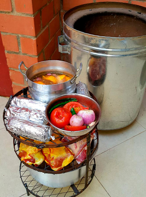 Такую бочку для приготовления мяса и риса называют «бармиль». Еще саудовцы традиционно томят мясо в земляных ямах, их называют «хофра»