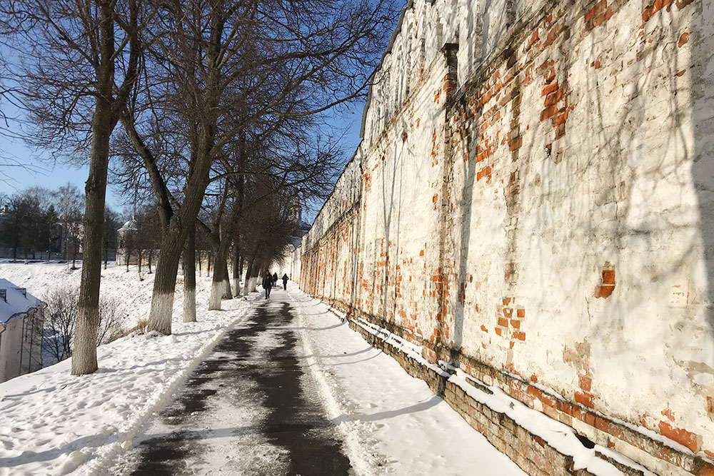 Дорожка вдоль стен мужского монастыря на высоком холме