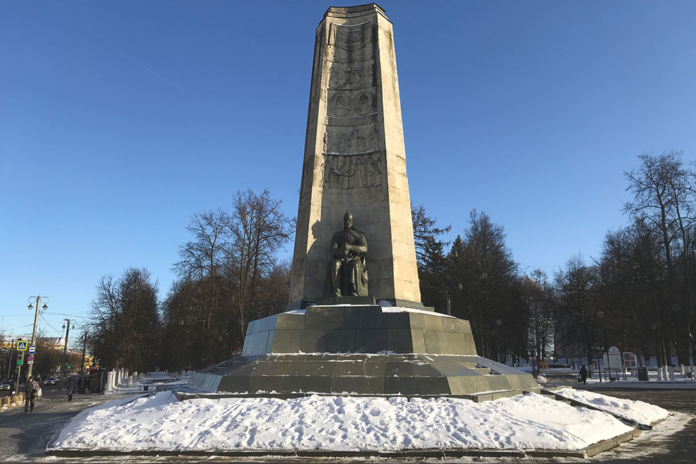Соборная площадь. Монумент к 850-летию города Владимира