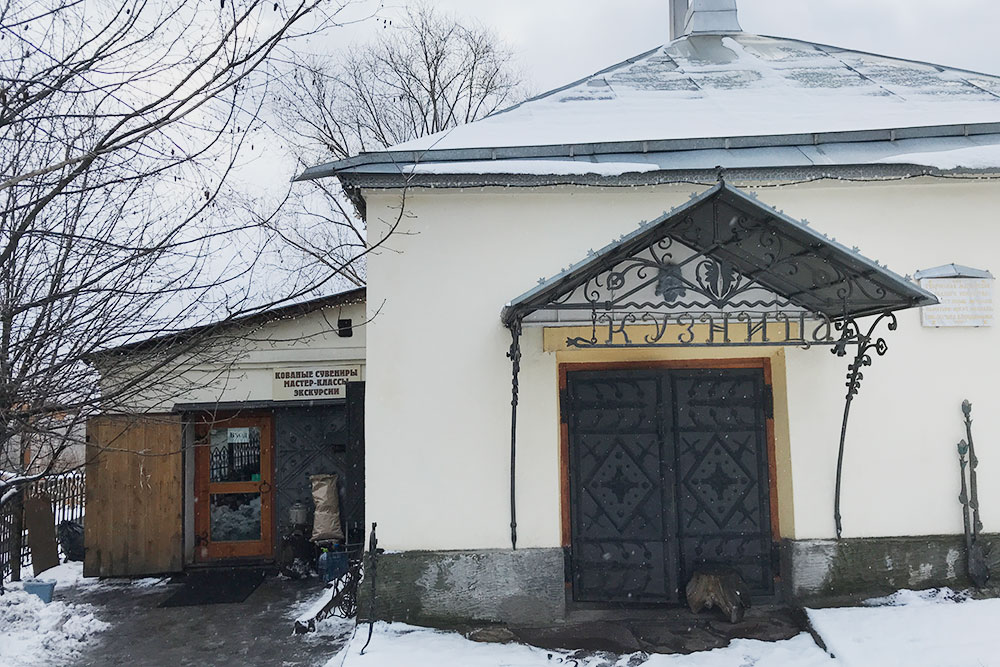 Кузница Бородиных совсем небольшая, но туристов там много