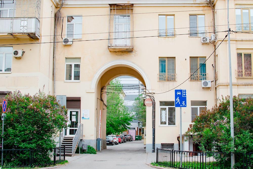 В Центральном районе есть улицы с уютными домами середины прошлого века, обычных панелек почти нет