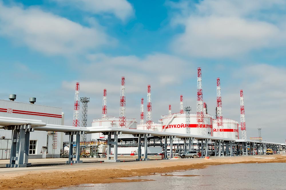 По трубам в «Лукойл» попадает нефть, здесь она перерабатывается и дальше отгружается в южные регионы России и на экспорт. Мощность завода — 15,7 млн тонн в год. Фото: shinobi / Shutterctock