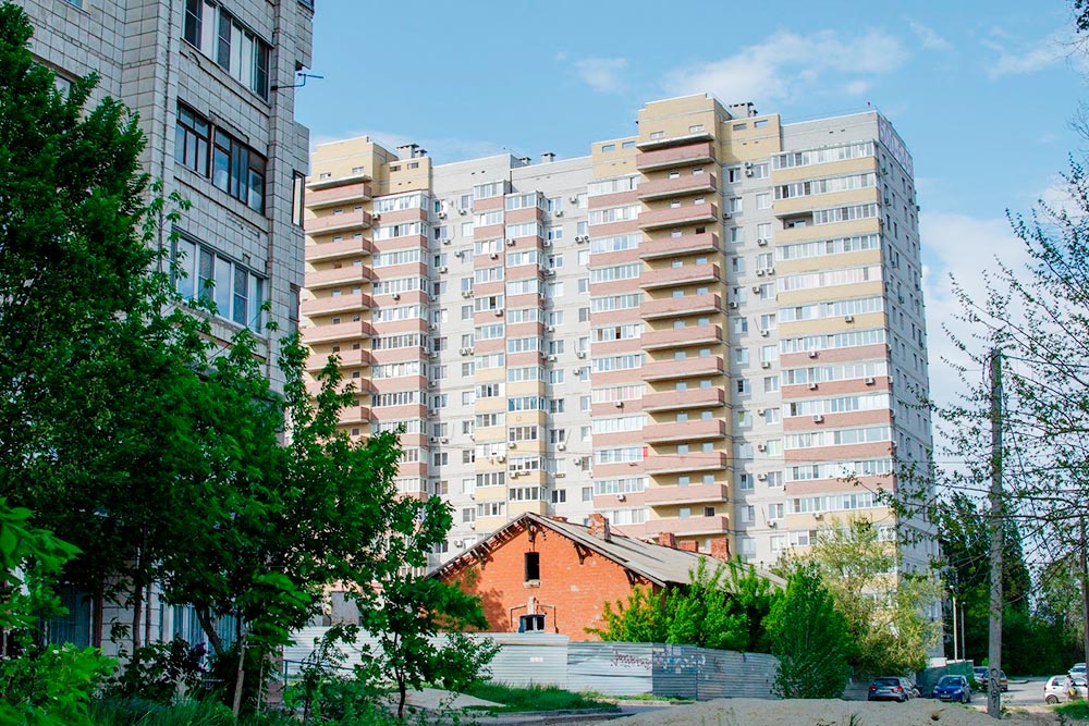 Дом в Ворошиловском районе, в котором живу я. В 2015 году однокомнатная квартира обошлась мне в 1,8 млн рублей