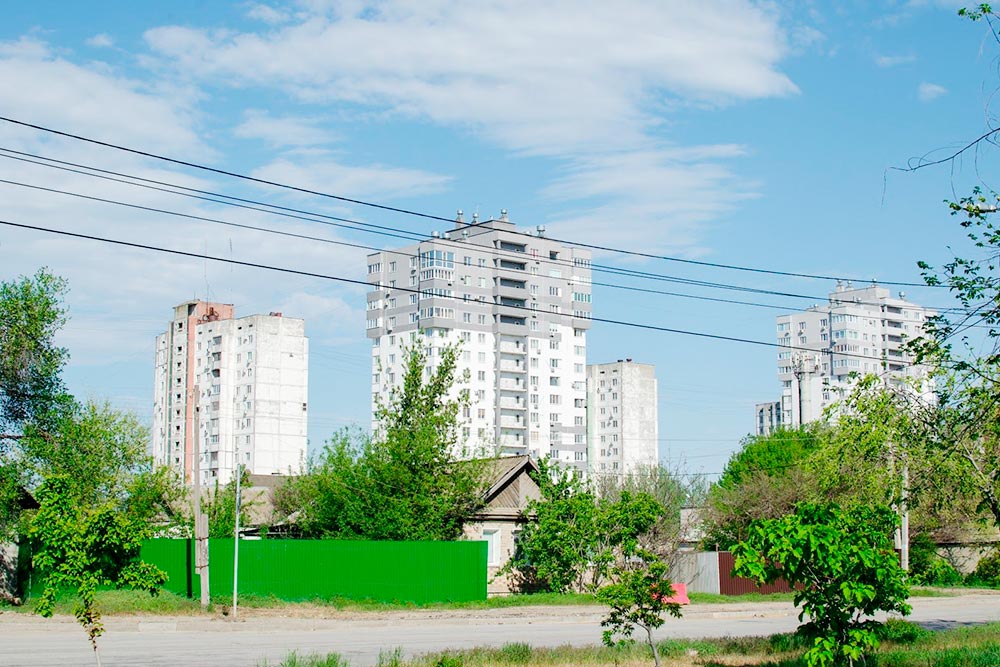 Часто в Волгограде соседствуют частные домики и высотки