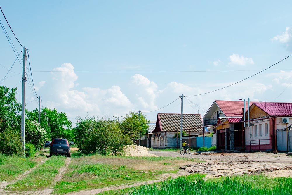 А это частный сектор в Советском районе — поселок Горьковский. Цены на такие дома начинаются от 1 млн рублей
