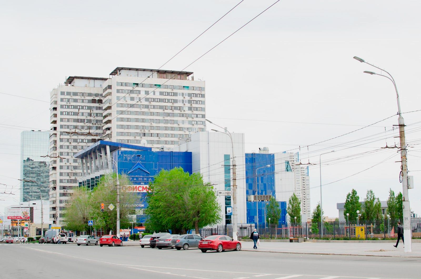 Это торговый центр «Пирамида» в Центральном районе, там есть «Перекресток», «Офисмаг», несколько маленьких магазинов, кинотеатр и спортзал