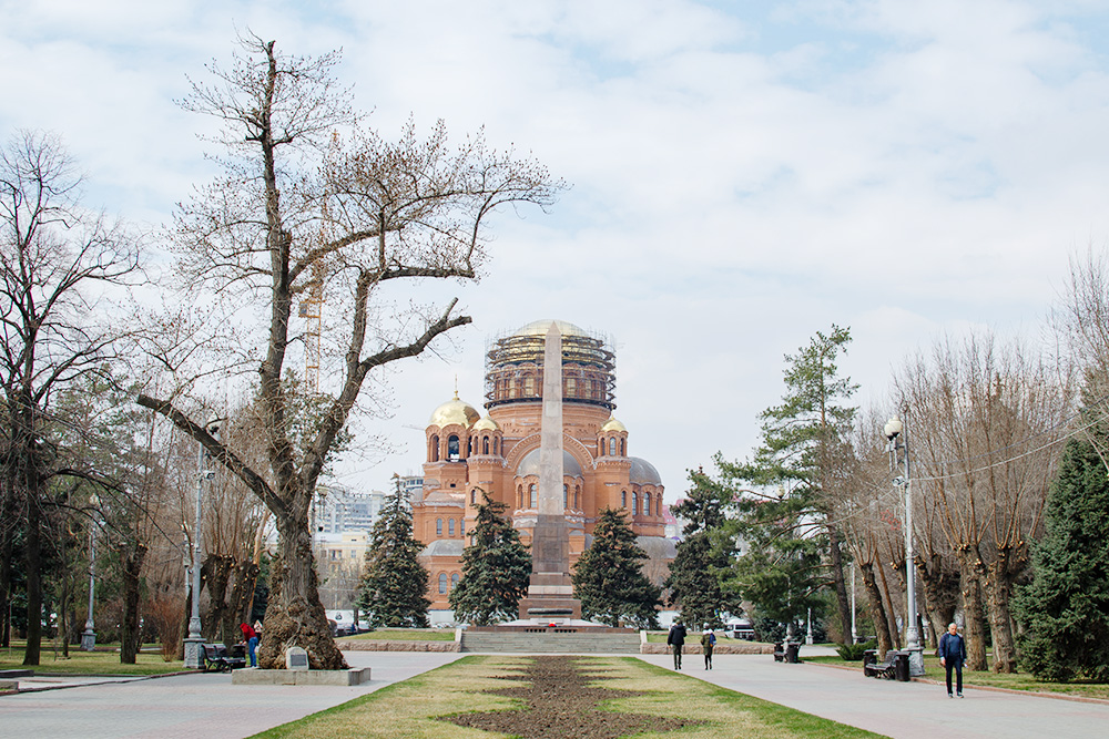 В парке, где расположен Пост № 1, есть братская могила, 26-метровый монумент в память о солдатах, погибших во время Сталинградской битвы, и строящийся Александро-Невский собор