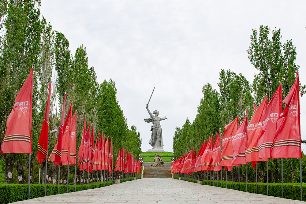 Особенно красиво на Мамаевом кургане в мае. Приходить сюда лучше к вечеру: можно посмотреть на панораму города на закате и потом насладиться иллюминацией комплекса