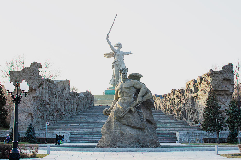 Главный скульптор всех композиций на Мамаевом кургане — Е. В. Вучетич. Сами скульптуры выполнены из железобетона
