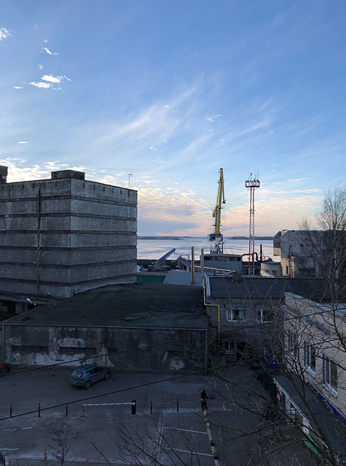 Неподалеку расположен порт и хлебозавод