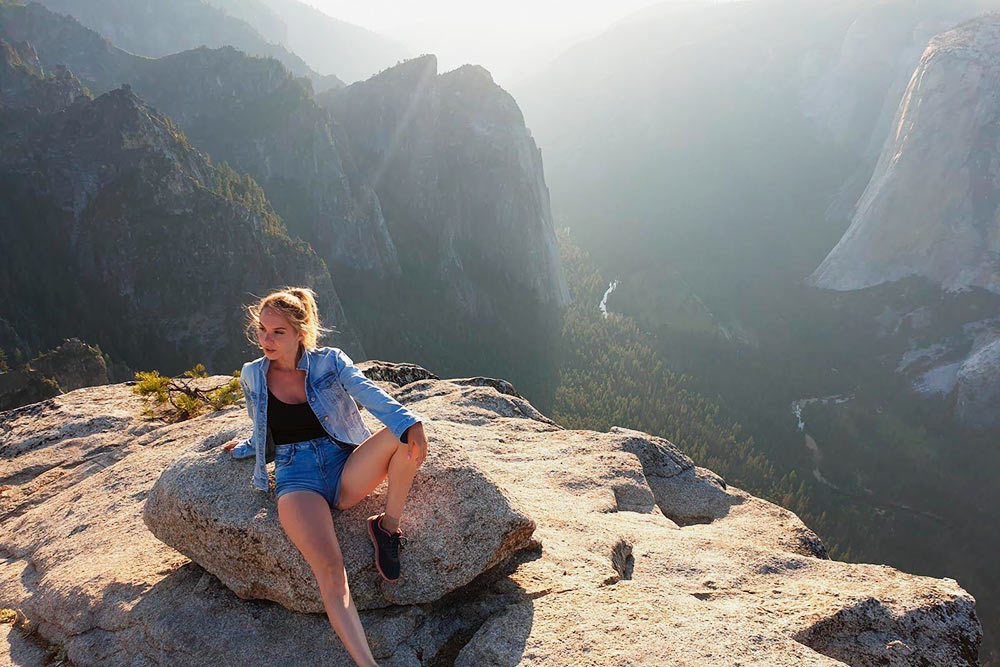Смотровая площадка Taft Point с видом на долину Йосемити. Путь от места парковки автомобиля занимает около получаса в одну сторону. Тропинка идет через густой лес, поэтому лучше не ходить там после захода солнца