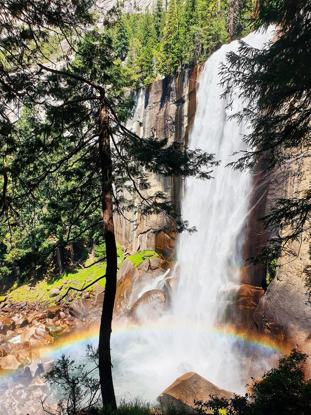 Водопад Вернал на пути трейла The Mist Trail. Дорога от остановки займет полтора часа в одну сторону