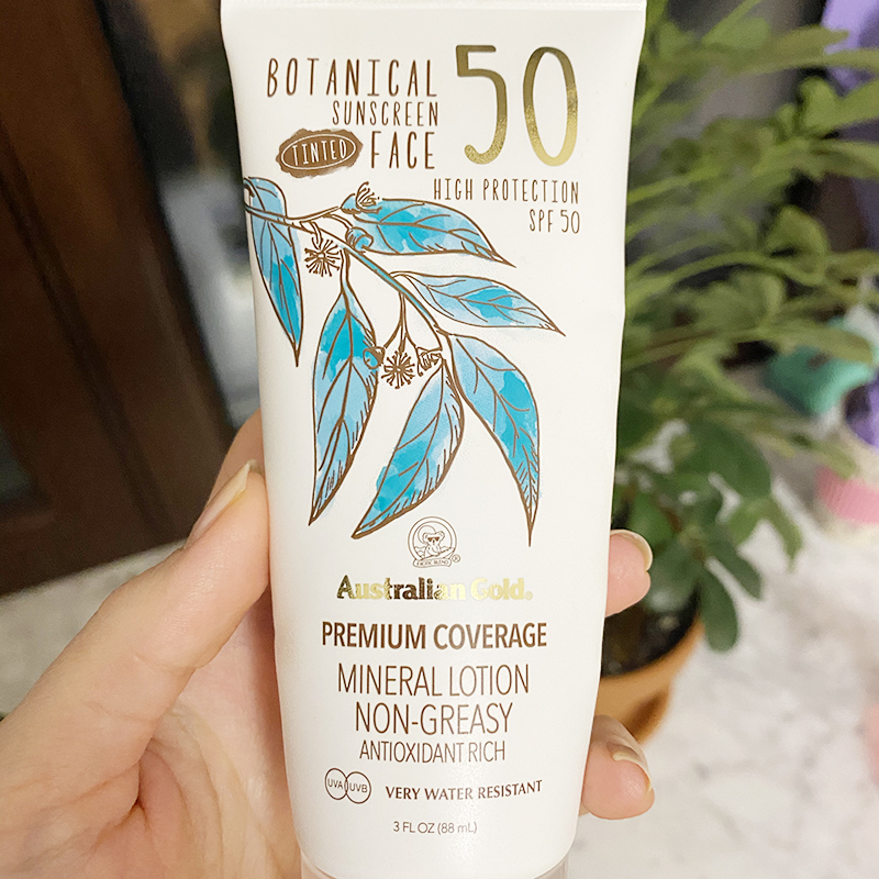 Австралийский водостойкий солнцезащитный крем Botanical Tinted Face с защитой от УФ-лучей типа А и В, SPF 50. В составе есть Zinc Oxide и Titanium Dioxide. Подойдет для жирной кожи. Цена — от 3755 <span class=ruble>Р</span>