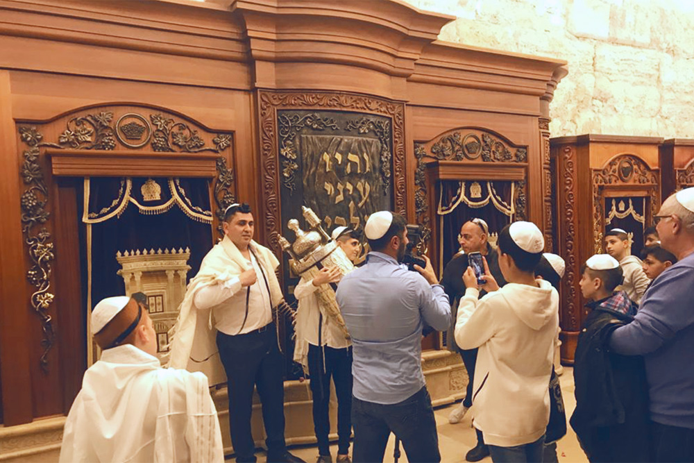 В библиотеке у Стены Плача достают свиток Торы