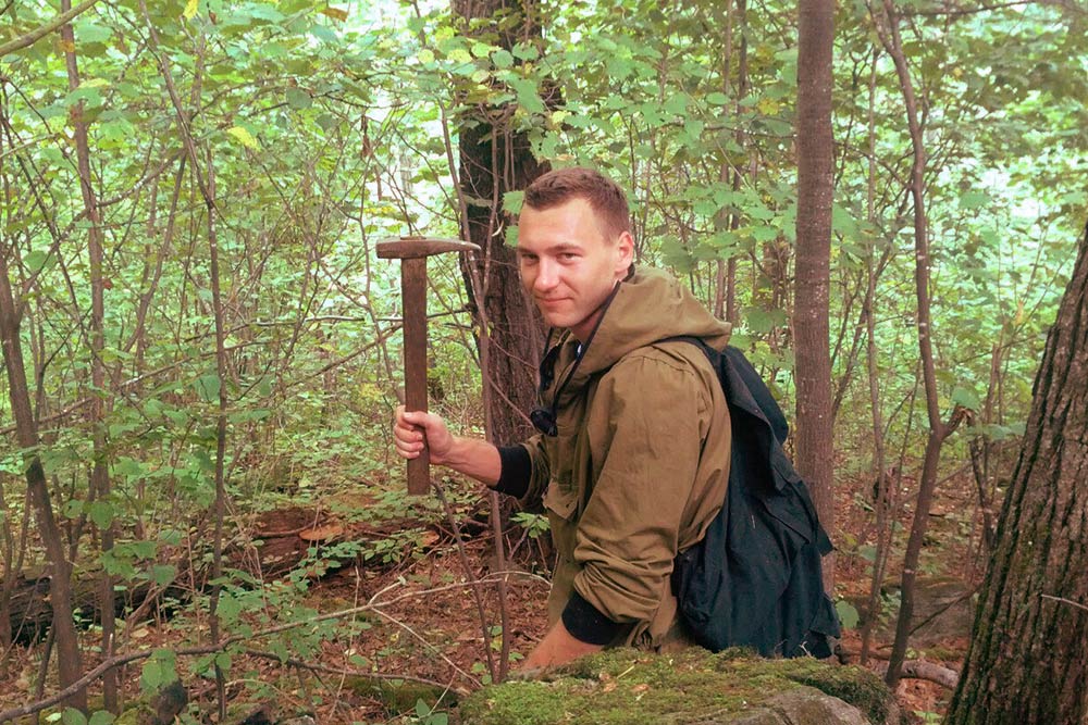 А еще современные геологи иногда бреются. Но молоток — по-прежнему их главное оружие